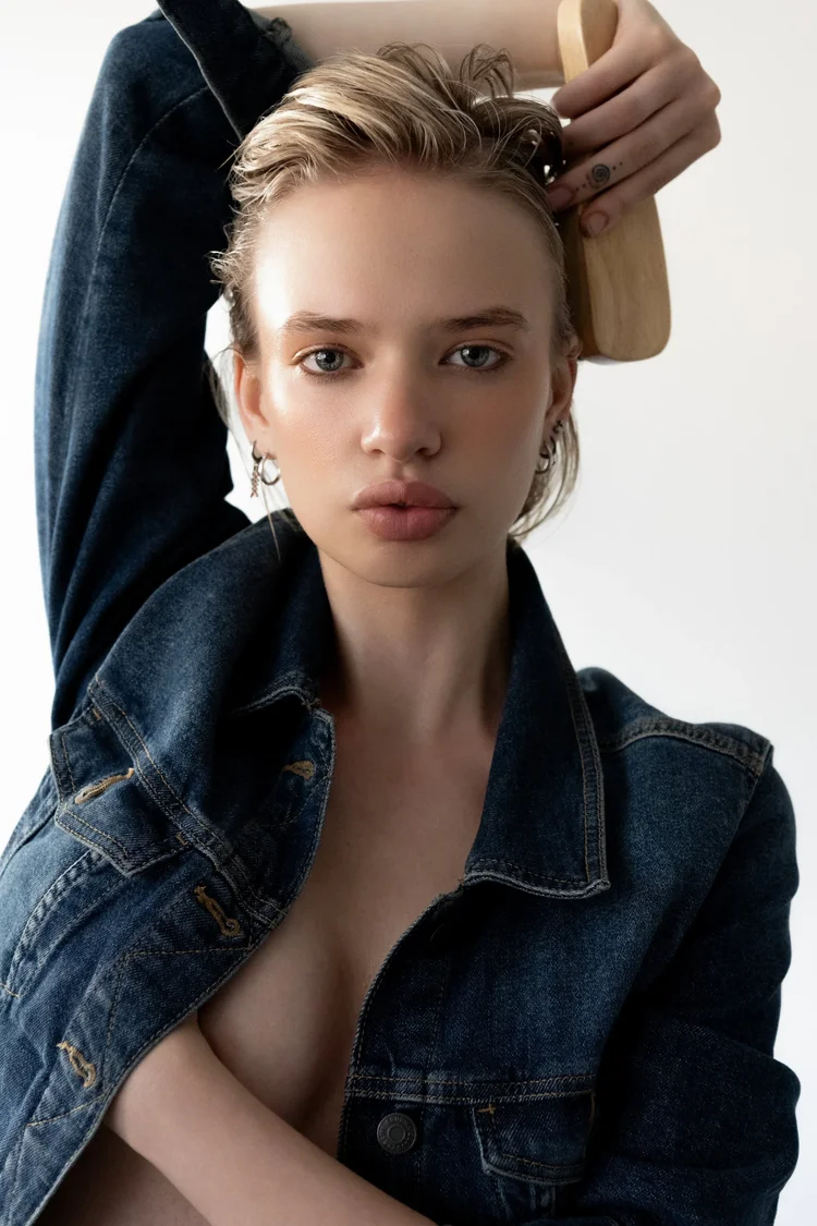 Rae — model represented by HUEMAN RESOURCES