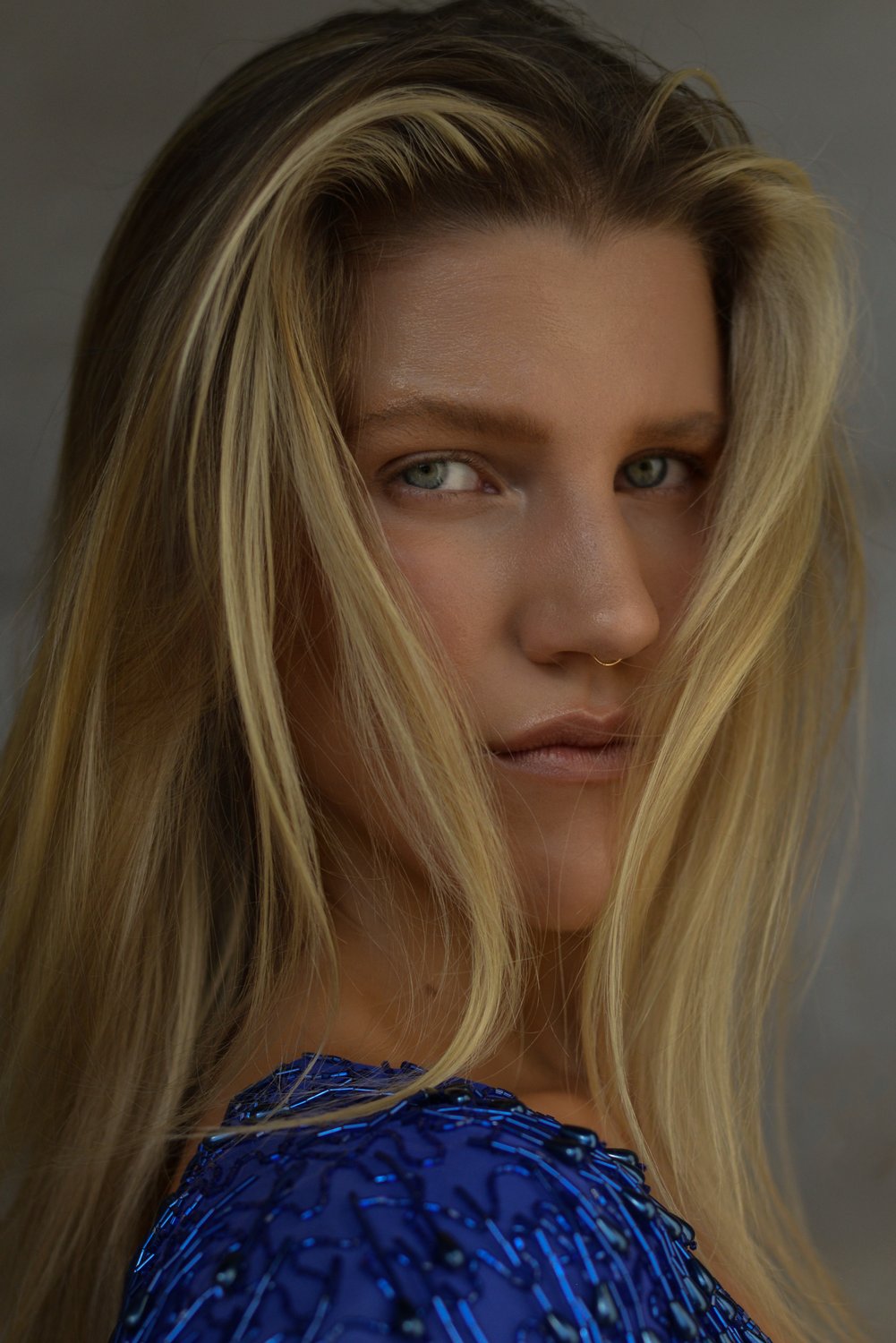 Carly — model represented by HUEMAN RESOURCES