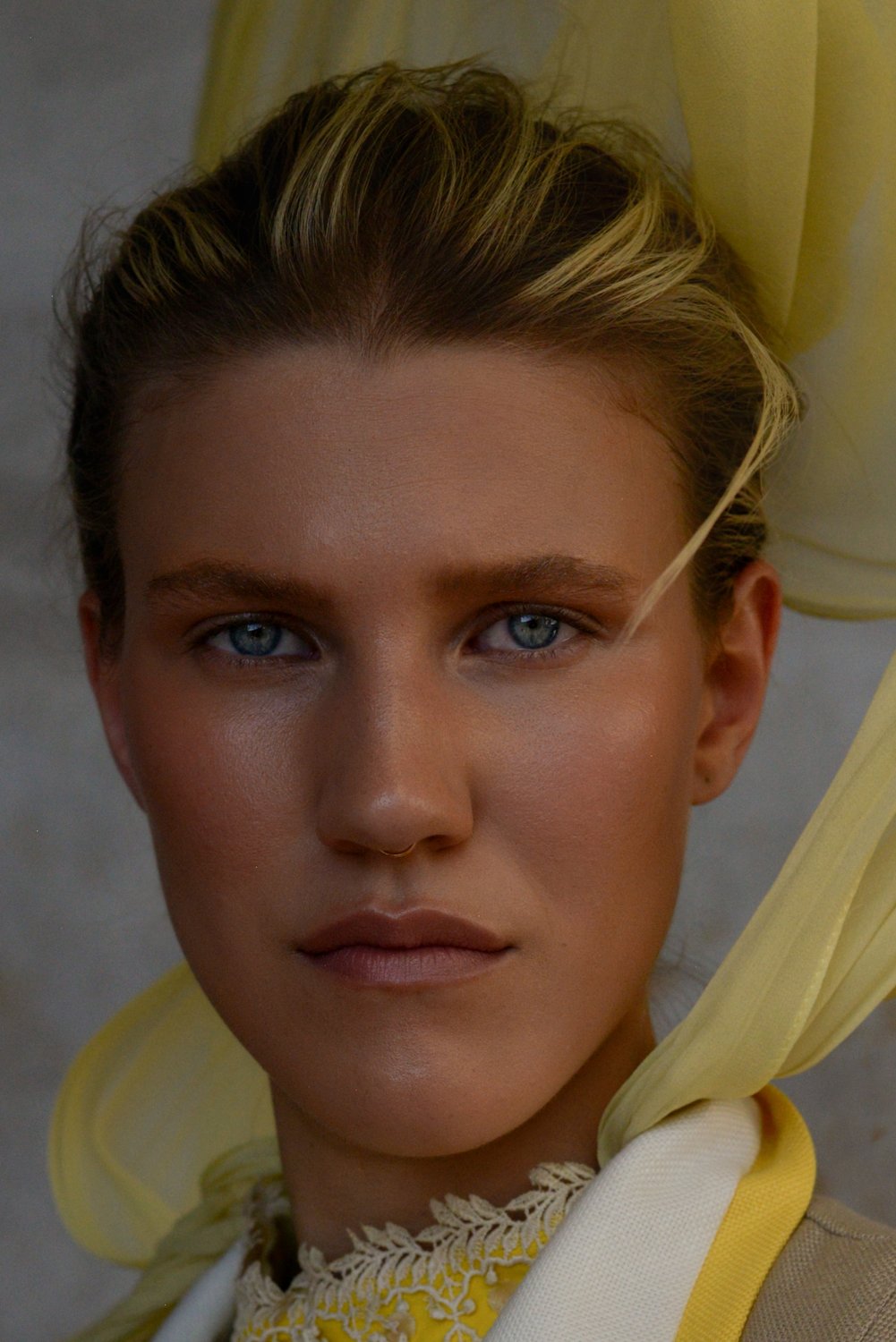 Carly — model represented by HUEMAN RESOURCES
